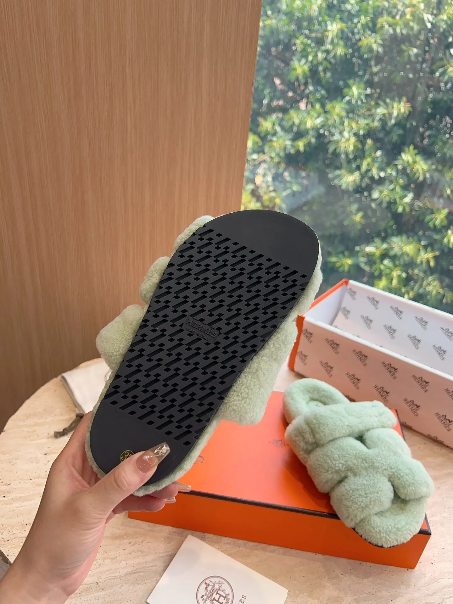 👟👟Ex-factory price 500👟👟 (Top version) Hermes Hermès Second Uncle Fur Slippers Can be made without standard: [Note: No standard needs to be customized] In 2024, the official website and Xiaohongshu will synchronize the latest color matching Hermès hot models, upgraded workmanship, high quality! Fashionable small wool H-slip autumn and winter style flat-soled wool mop. Fabric: Imported lamb's roll real wool. Lining: Imported lamb's roll real wool. Outsole: Genuine leather outsole. Size: 35-43, [Note: 41, 42, 43 customized]